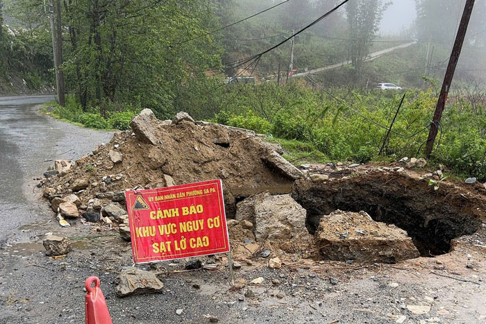 Điểm sụt lún xuất hiện trên Quốc lộ 4D ở Sa Pa. Ảnh: Công an cung cấp