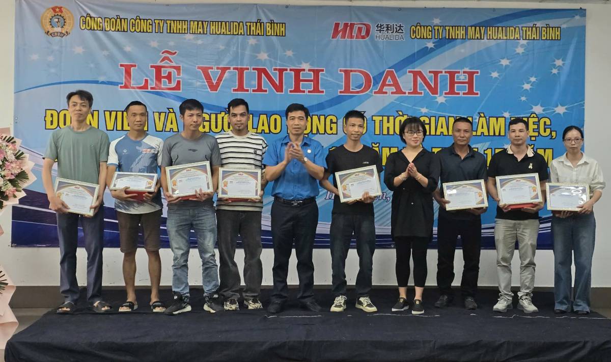 Hualida Thai Binh Garment Co., Ltd. (Hung Yen province) honors union members and workers. Photo: Ha Vi