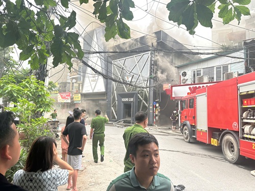 Karaoke bar fire in Hanoi, nearly 10 fire trucks mobilized. Photo: Dung Tien