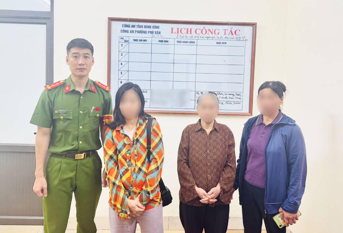 Phu Van Ward Police, Ninh Binh province promptly helped the lost woman return to her family. Photo: Ninh Binh Police