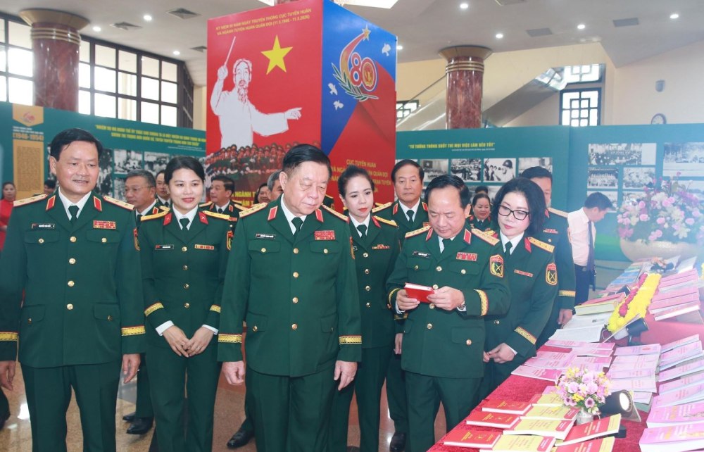 Ủy viên Bộ Chính trị, Bí thư Trung ương Đảng, Trưởng Ban Tuyên giáo và Dân vận Trung ương  Trịnh Văn Quyết; Đại tướng Nguyễn Trọng Nghĩa, Ủy viên Bộ Chính trị, Bí thư Trung ương Đảng, Chủ nhiệm Tổng cục Chính trị QĐND Việt Nam và các đại biểu tham quan gian trưng bày sách, tài liệu, ấn phẩm của QĐND Việt Nam. Ảnh: Trọng Đức/TTXVN 
