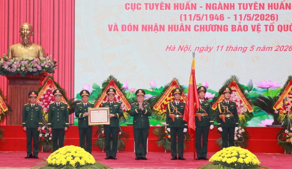 General Nguyen Trong Nghia - Member of the Politburo, Secretary of the Party Central Committee, Director of the General Department of Politics of the Vietnam People's Army awarded the First-class Fatherland Protection Medal to the Propaganda and Training Department. Photo: Trong Duc/VNA