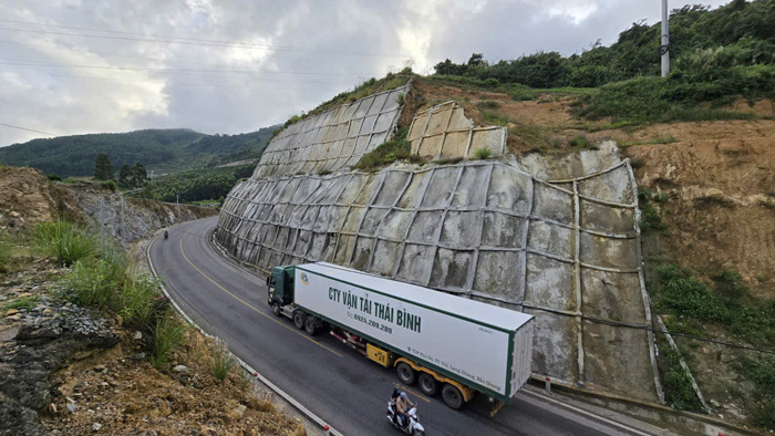 Functional agencies need to strictly control large tonnage dump trucks moving through An Khe Pass, as they are prone to accidents. Photo: Thanh Tuan