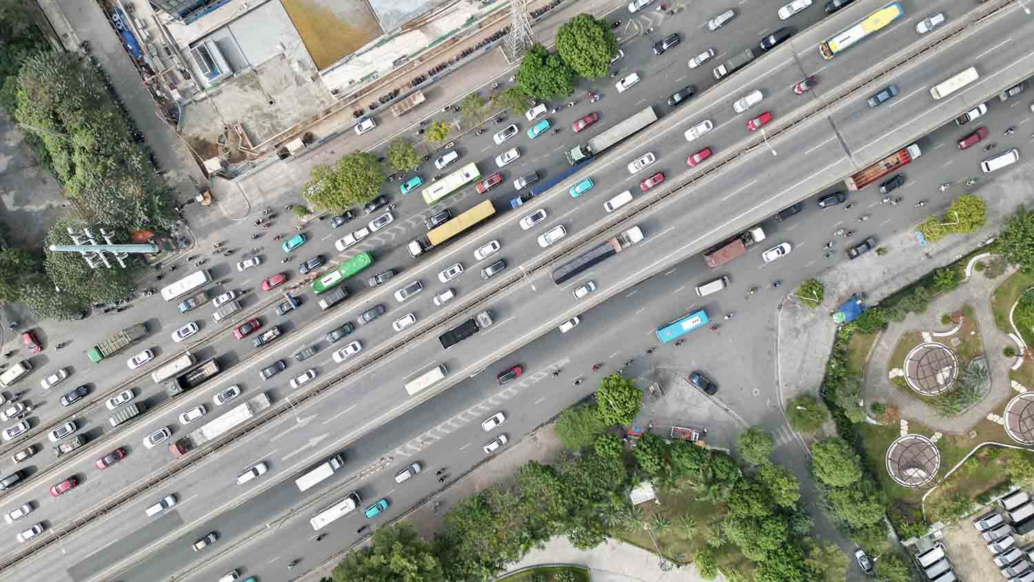 Elevated Ring Road 3, Le Van Luong - Khuat Duy Tien intersection. Photo: Huu Chanh