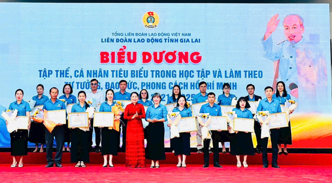 Đại diện tập thể CĐCS Công ty CP thủy điện Đăkrơsa thứ 2 từ trái sang (hàng thứ 2) nhận bằng khen của LĐLĐ tỉnh. Ảnh: Thanh Tuấn 