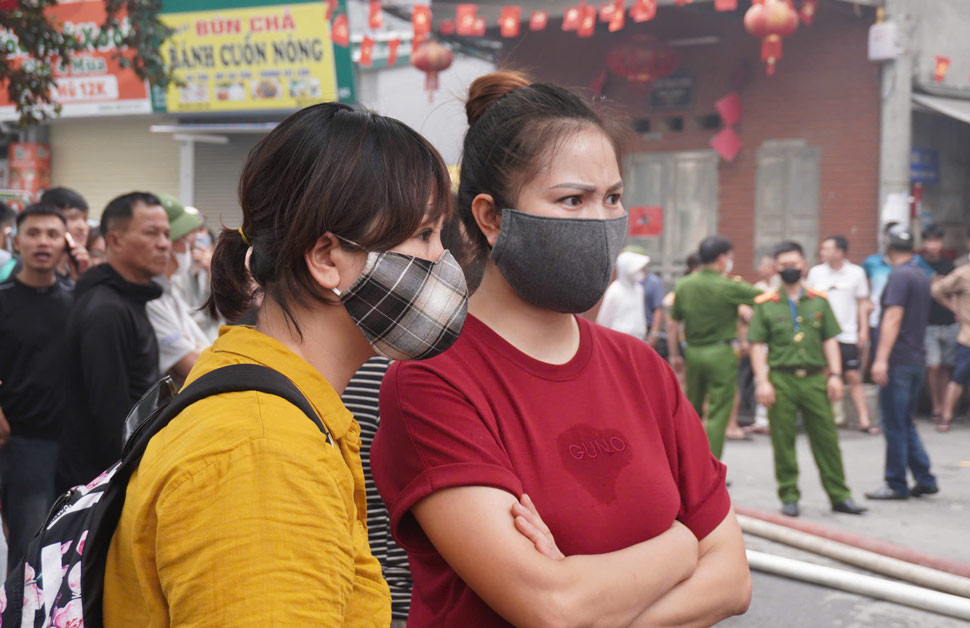 Chị Nguyễn Thị Kim (áo đỏ) cho biết, mặc dù đám cháy đã bùng phát hơn 2 tiếng nhưng vẫn chưa được khống chế, khiến chị cảm thấy rất lo sợ.