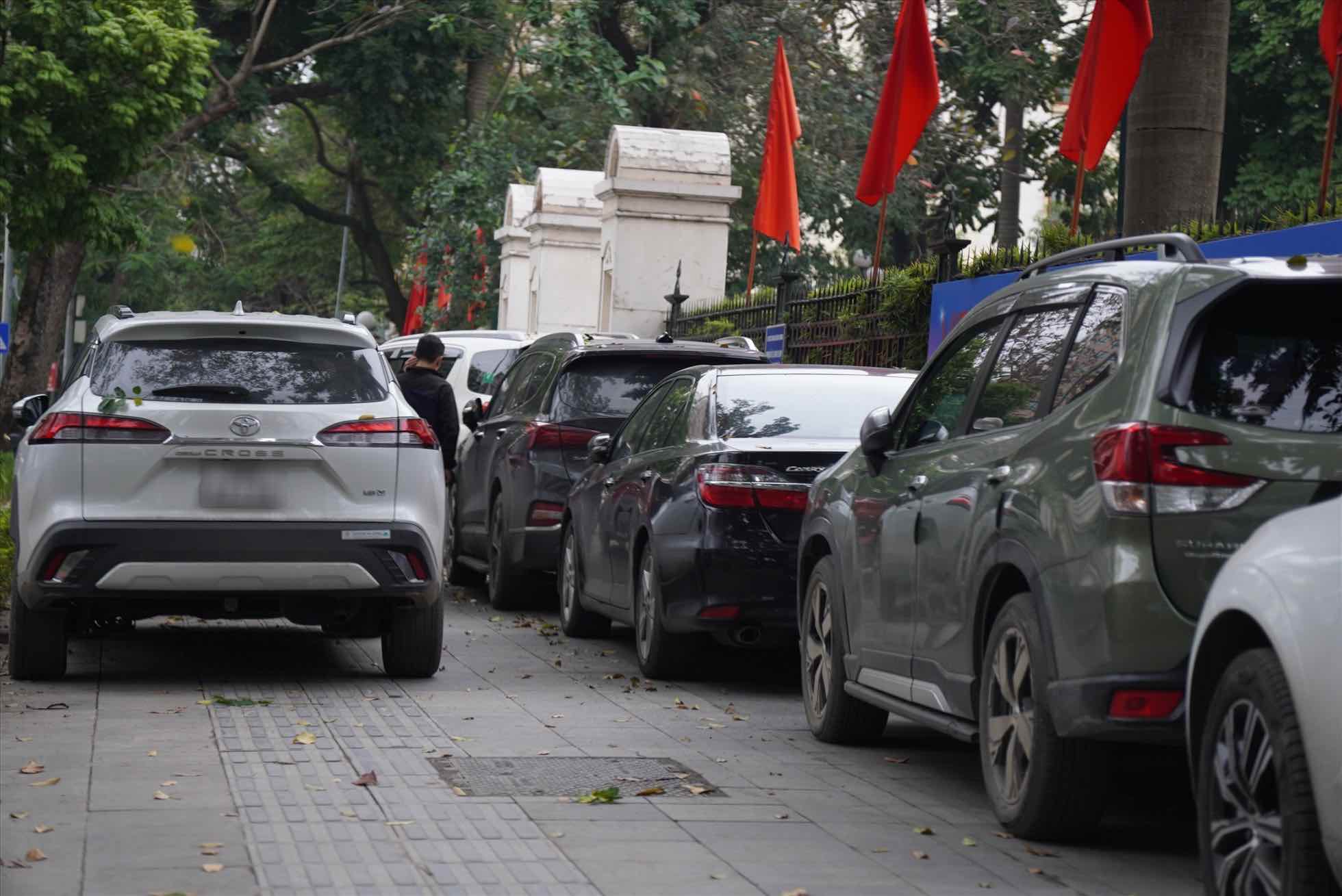 Officially increase temporary fees for using roads and sidewalks for parking. Photo: Pham Dong