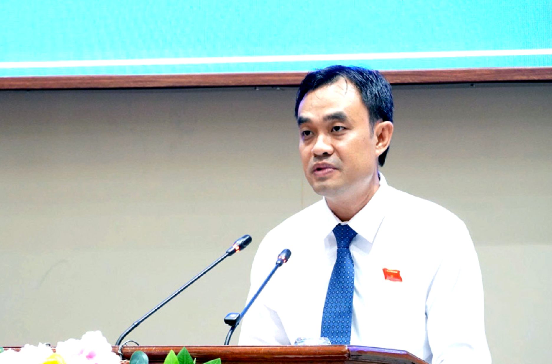 Mr. Nguyen Van Vu Minh - Director of the Department of Home Affairs - presents the submission of the Provincial People's Committee proposing to pass the Resolution approving the policy of establishing wards. Photo: Dong Thap Provincial Electronic Information Portal