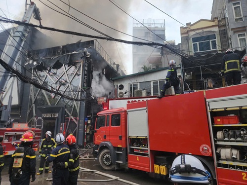 Karaoke bar fire in Hanoi, suspected of being caused by electrical short circuit. Photo: Minh Hanh