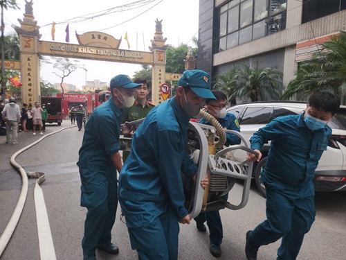 Tăng cường máy bơm để dập cháy. Ảnh: Minh Hạnh 