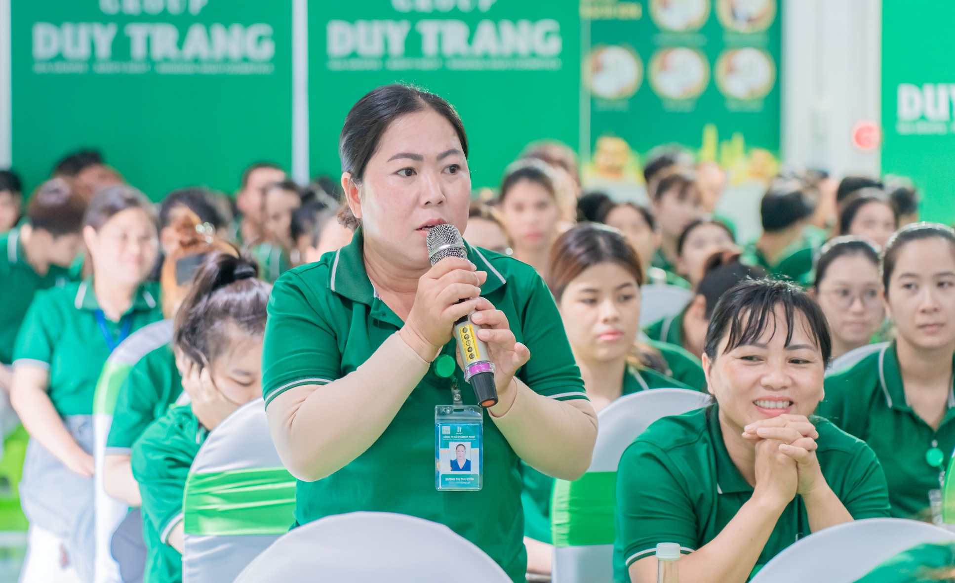 Chị Dương Thị Thu Uyên, nhân viên Tổ đóng gói Công ty cổ phần DT Food tham gia ý kiến tại hội nghị. Ảnh: Nhật Quang