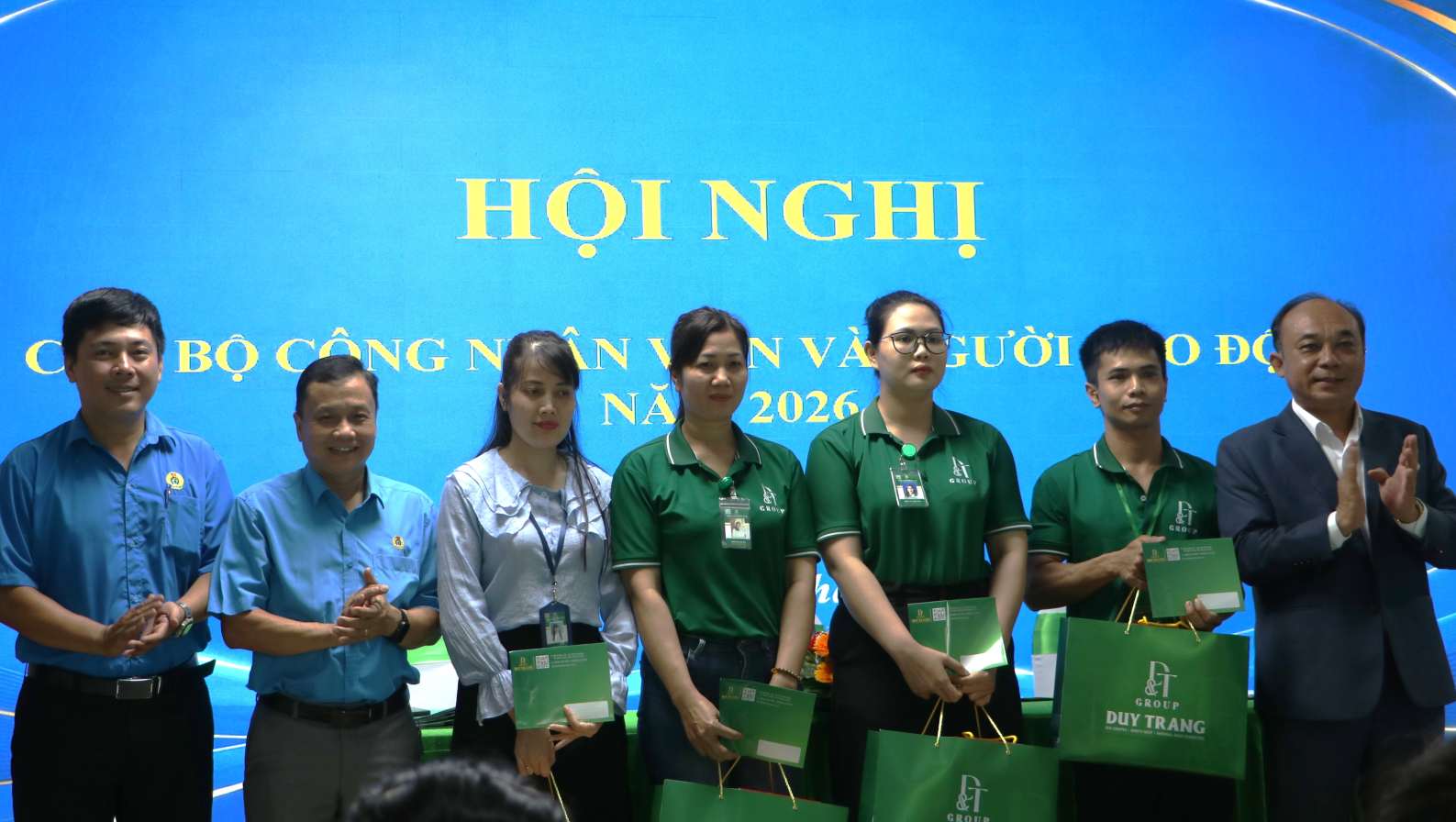 Khanh Hoa Provincial Labor Federation and D&T Group leaders commend and thank 4 outstanding workers on the occasion of Workers' Month 2026. Photo: Phuong Linh