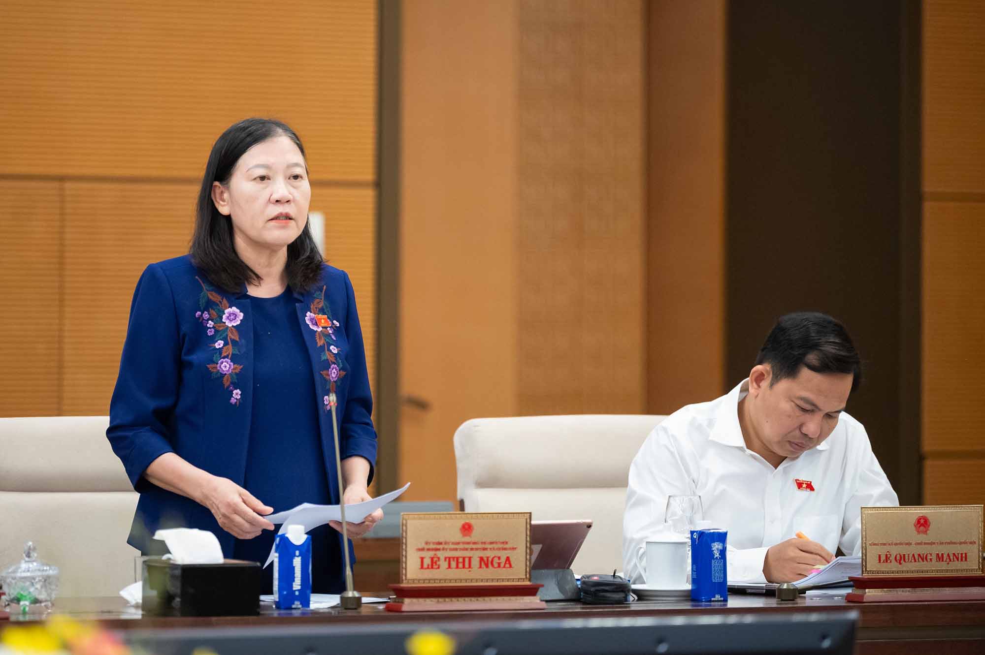 Chủ nhiệm Ủy ban Dân nguyện và Giám sát Lê Thị Nga trình bày tóm tắt báo cáo. Ảnh: Phạm Thắng.