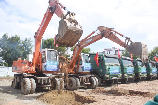 Excavators and trucks simultaneously launched operations at the groundbreaking ceremony of the Ecohome Hoa Hiep social housing project in Da Nang on the morning of August 28. Photo: Tran Thi