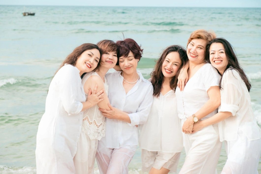 Artist Tu Oanh (3rd from right) and close friends NSND Le Khanh, Khanh Huyen, Ngoc Huyen, Ngoc Bich and Nhu Trang. Photo: NVCC