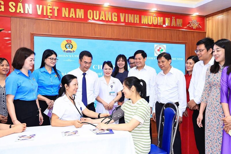 Union members and workers in Phu Ninh commune are happy to receive free health check-ups. Photo: Phu Tho Provincial Labor Federation