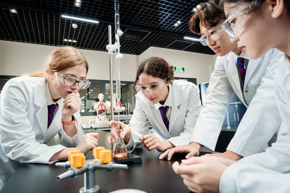 Chú thích 1: Kế thừa di sản giáo dục lâu đời gần 200 năm của hệ thống Brighton College tại Vương Quốc Anh, Nhà trường kết hợp hài hòa giữa những tiêu chuẩn học thuật xuất sắc với việc nuôi dưỡng sự tò mò và tư duy độc lập ở mỗi học sinh.