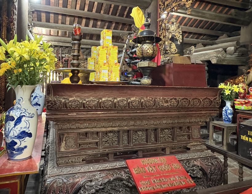 Chiếc Hương án có kích thước khá lớn (dài 227cm, rộng 156cm, cao 153cm), là một sản phẩm thủ công độc bản. Ảnh: Ý Yên