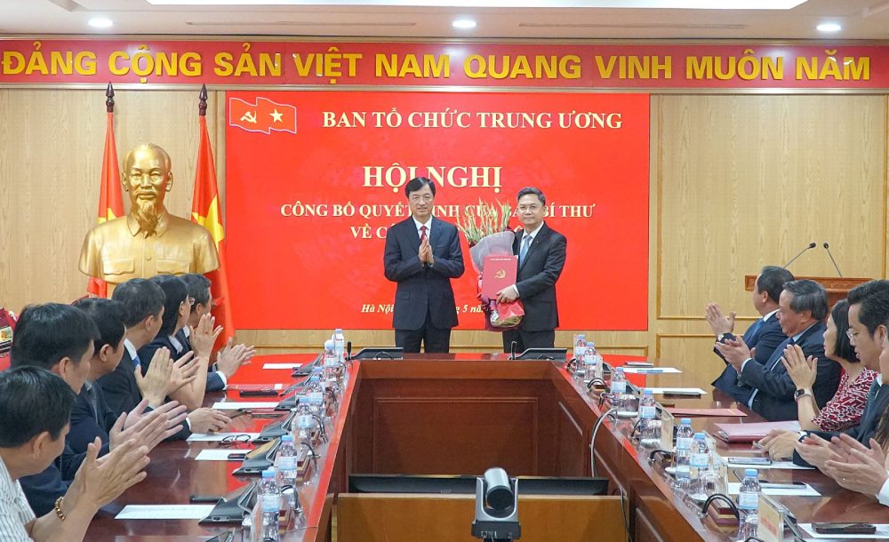 Mr. Nguyen Duy Ngoc, Member of the Politburo, Secretary of the Party Central Committee, Head of the Central Organization Committee, presents the Secretariat's decision to Mr. Ha Minh Hai. Photo: Minh Ngoc