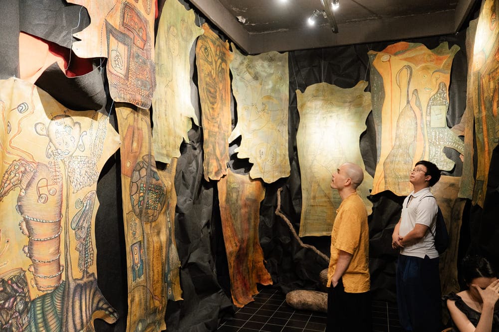 The painting exhibition "Promise for the Next Season" by Dr. Trinh Thang officially opens. Photo: Character provided