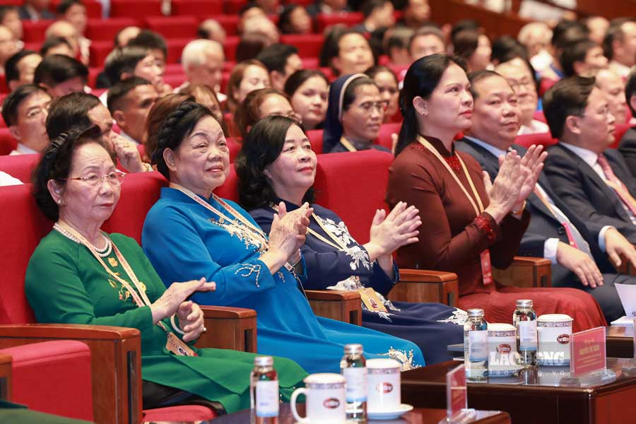 Bà Bùi Thị Minh Hoài - Ủy viên Bộ Chính trị, Bí thư Trung ương Đảng, Bí thư Đảng ủy MTTQ, các đoàn thể Trung ương, Chủ tịch Ủy ban Trung ương MTTQ Việt Nam và các đại biểu tham gia phiên trù bị của Đại hội. Ảnh: Hải Nguyễn
