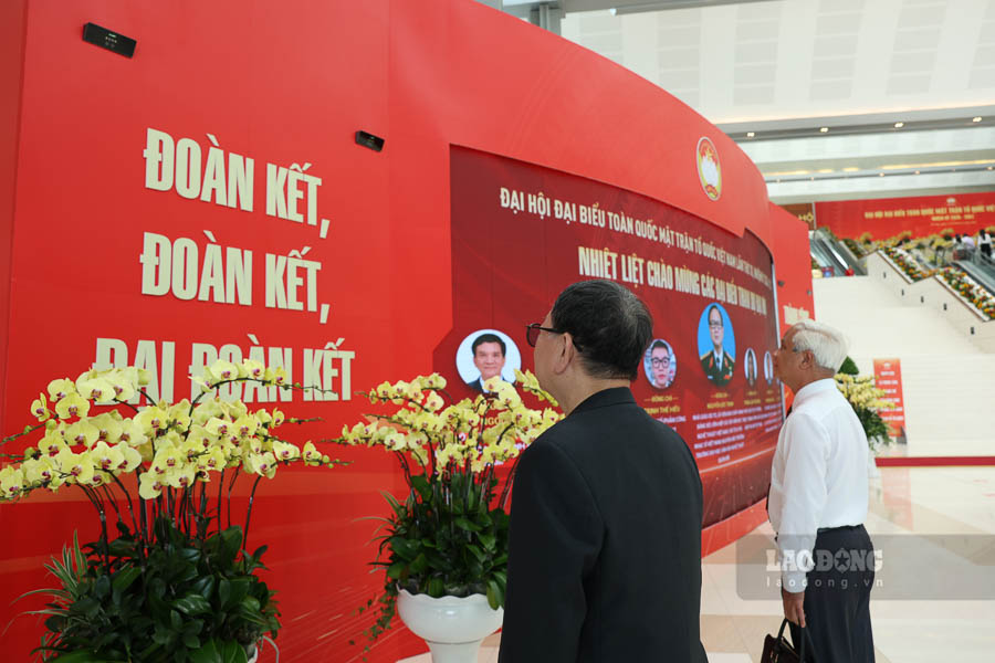 Các đại biểu tham quan khu triển lãm tại Đại hội. Ảnh: Hải Nguyễn