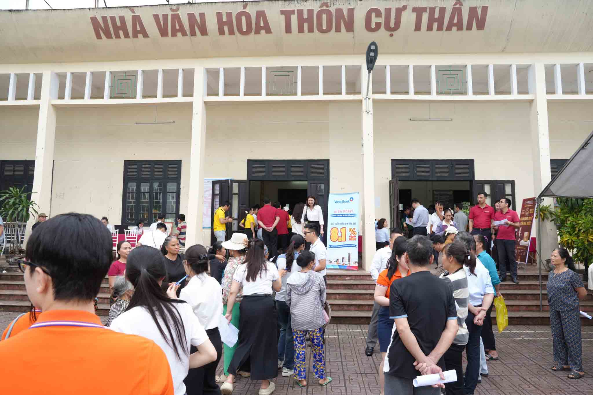 Many people came to the cultural house of Cu Than village (Thanh Oai commune, Hanoi) to receive compensation and support for site clearance for the Olympic Sports Urban Area project on April 24. Photo: Thanh Oai commune