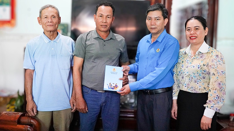 Mr. Nguyen Ngoc Trang - Vice Chairman of the Quang Ngai Provincial Labor Federation presents support to union members. Photo: Le Thu