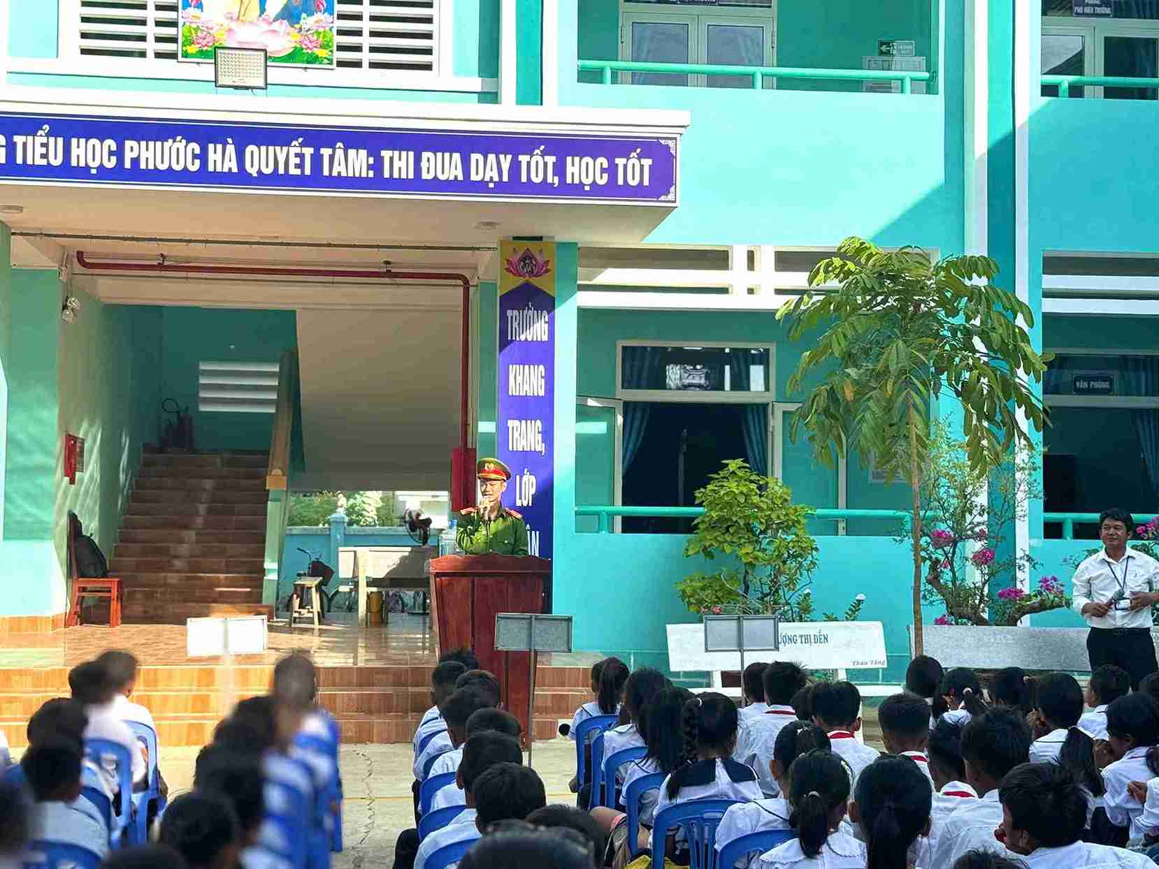 Police propagate the theme "Ensuring traffic order and safety and preventing and combating drowning" for students. Photo: Phuoc Ha Police