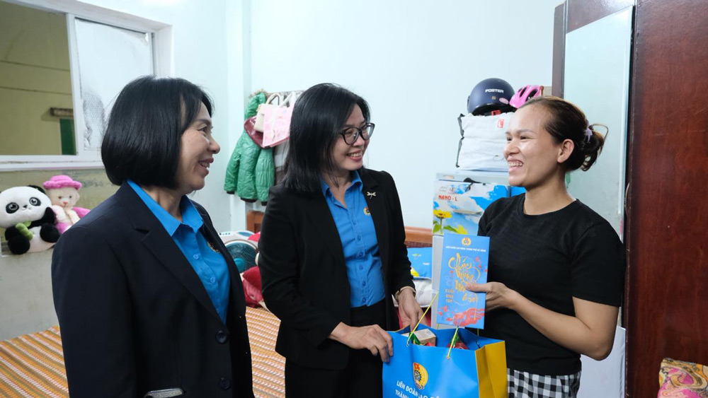 Bà Phan Thị Thúy Linh - Phó Chủ tịch Ủy ban MTTQ Việt Nam thành phố Đà Nẵng, Chủ tịch Liên đoàn Lao động thành phố Đà Nẵng (giữa) tặng quà người lao động. Ảnh: Tường Minh