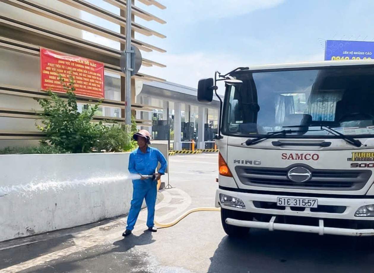 Lực lượng đoàn viên thanh niên Cảng HKQT Tân Sơn Nhất ra quân quét dọn, thu gom rác tại khu vực nhà ga hành khách quốc nội T3. Ảnh: Anh Tú