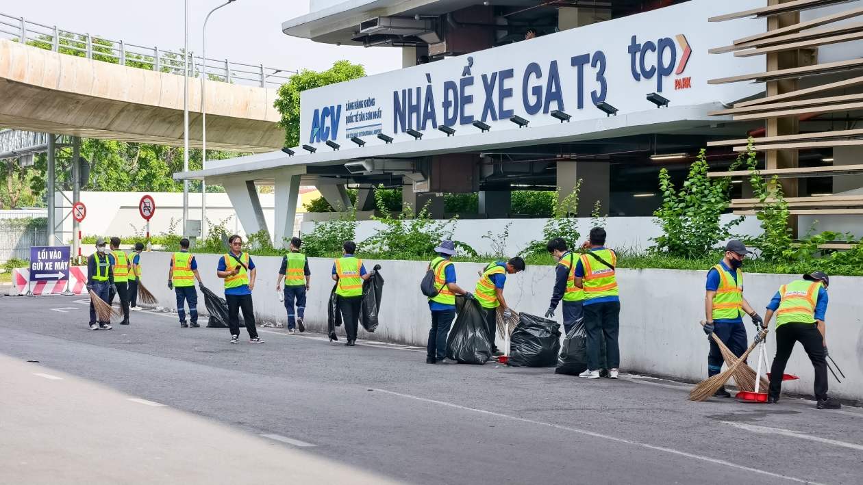 El aeropuerto de Tan Son Nhat está de servicio las 24 horas del día para garantizar una operación segura durante la temporada de lluvias y tormentas. Foto: Anh Tu