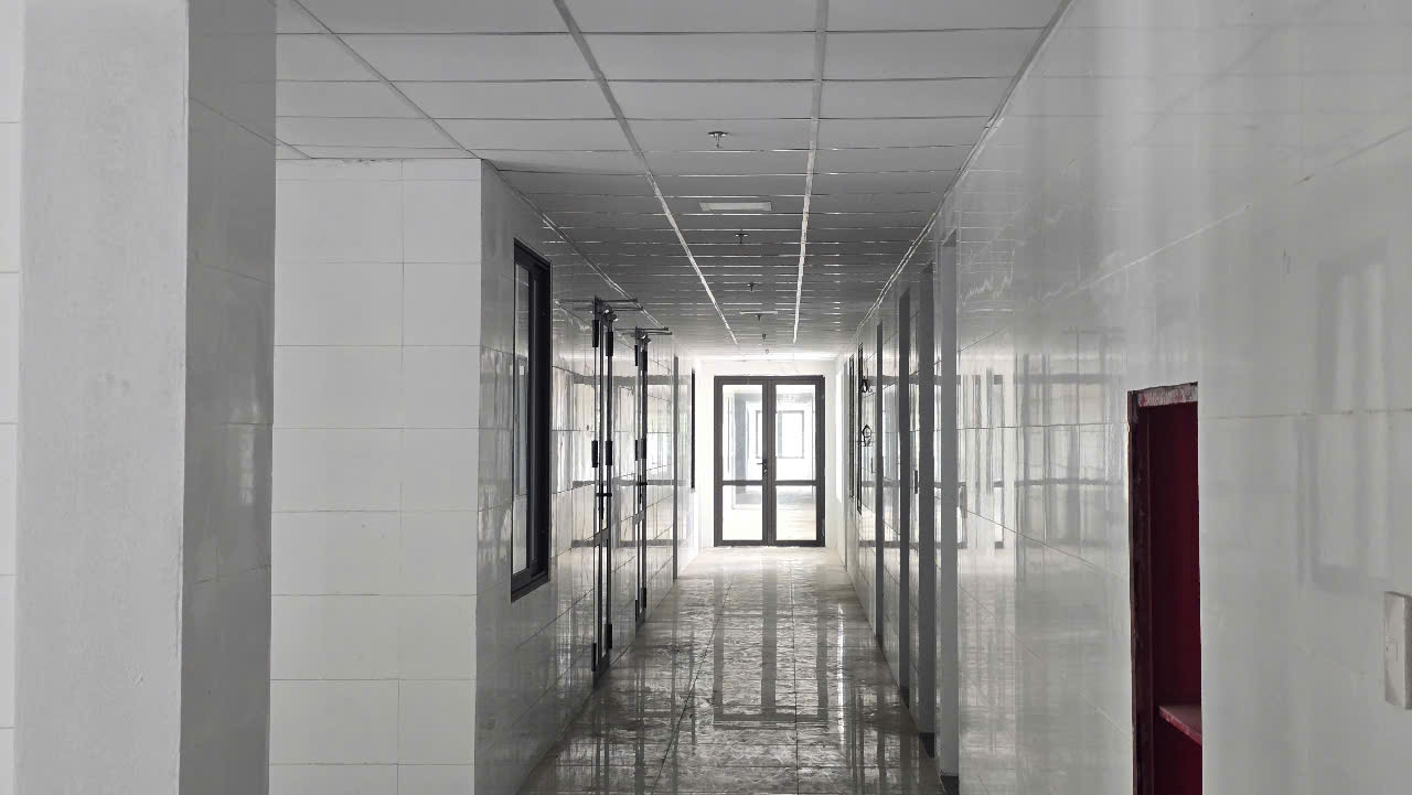 Các khoa, phòng bệnh, phòng chức năng của tòa nhà A đã cơ bản hoàn thiện phần xây lắp. Ảnh: Nguyễn Trường