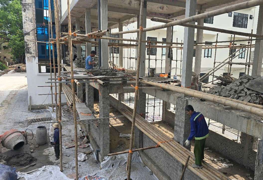 Các nhà thầu đang tập trung thi công để hoàn thiện những hạng mục còn lại của dự án. Ảnh: Nguyễn Trường