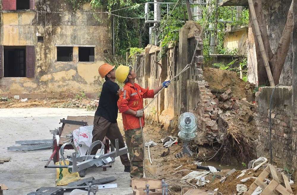 Đơn vị thi công đang gấp rút hoàn thành việc di dời các trạm biến áp. Ảnh: Nguyễn Trường