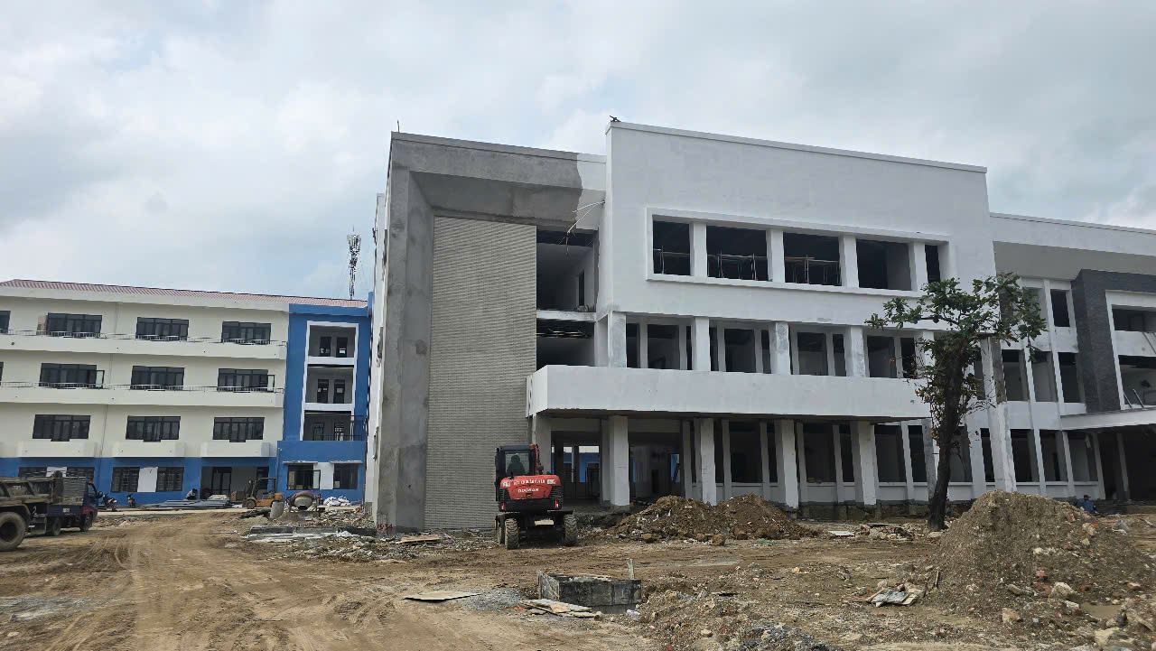 The headquarters of Ninh Binh Provincial Obstetrics and Pediatrics Hospital (old) is being invested and renovated into Ninh Binh Provincial Traditional Medicine Hospital. Photo: Nguyen Truong