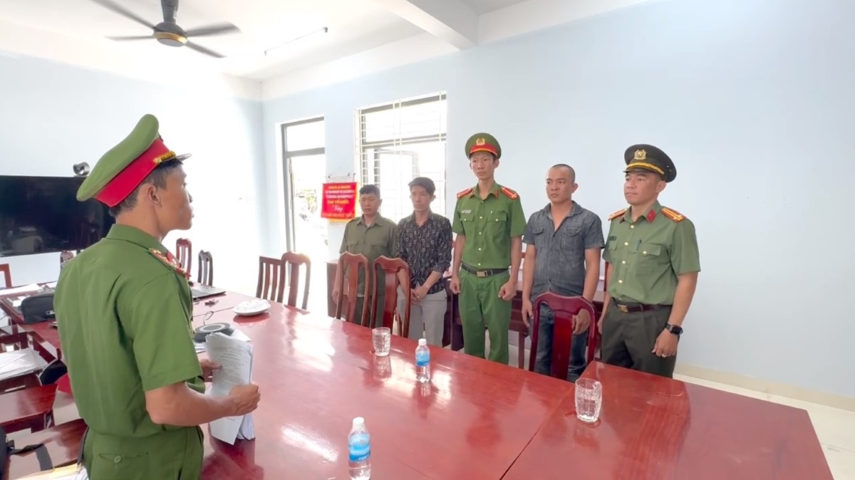 Slashing people after being reminded of making noise, 2 subjects are temporarily detained