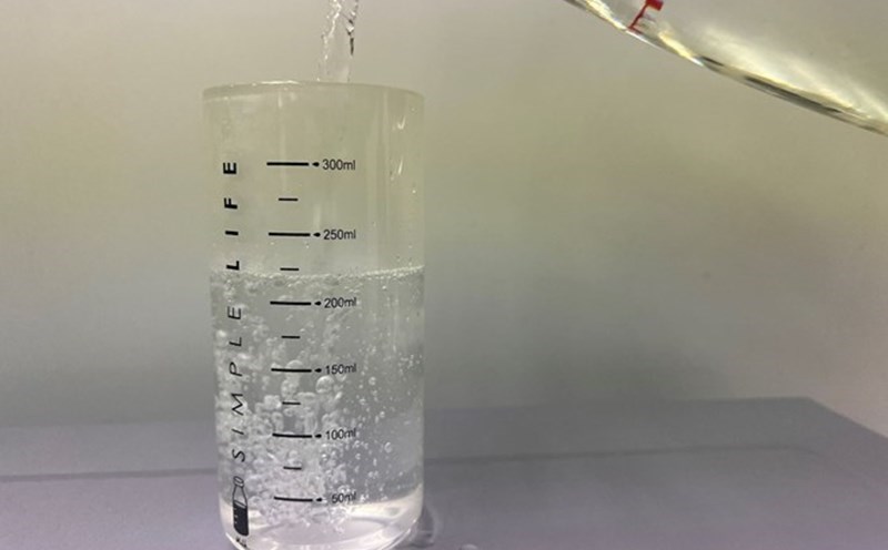 朝に温かい水を飲むことは、多くの健康上の利点をもたらします。写真:タイン・タイン