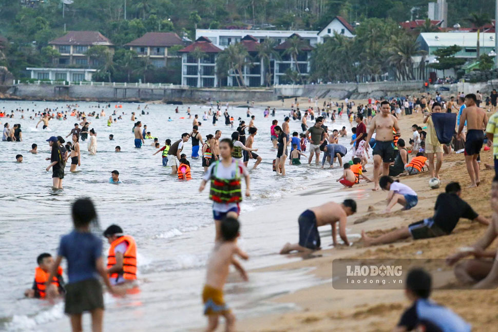 Biển Quy Nhơn chật kín du khách dịp lễ 30.4-1.5. Ảnh: Hoài Phương