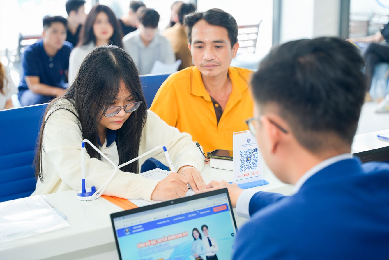 Thí sinh đăng ký xét học bổng tại đây: https://tuyensinh.vhu.edu.vn/.