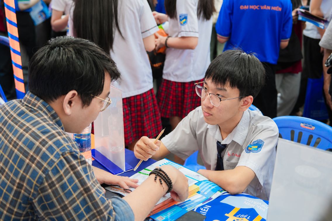 Van Hien University always accompanies candidates in counseling and career guidance.