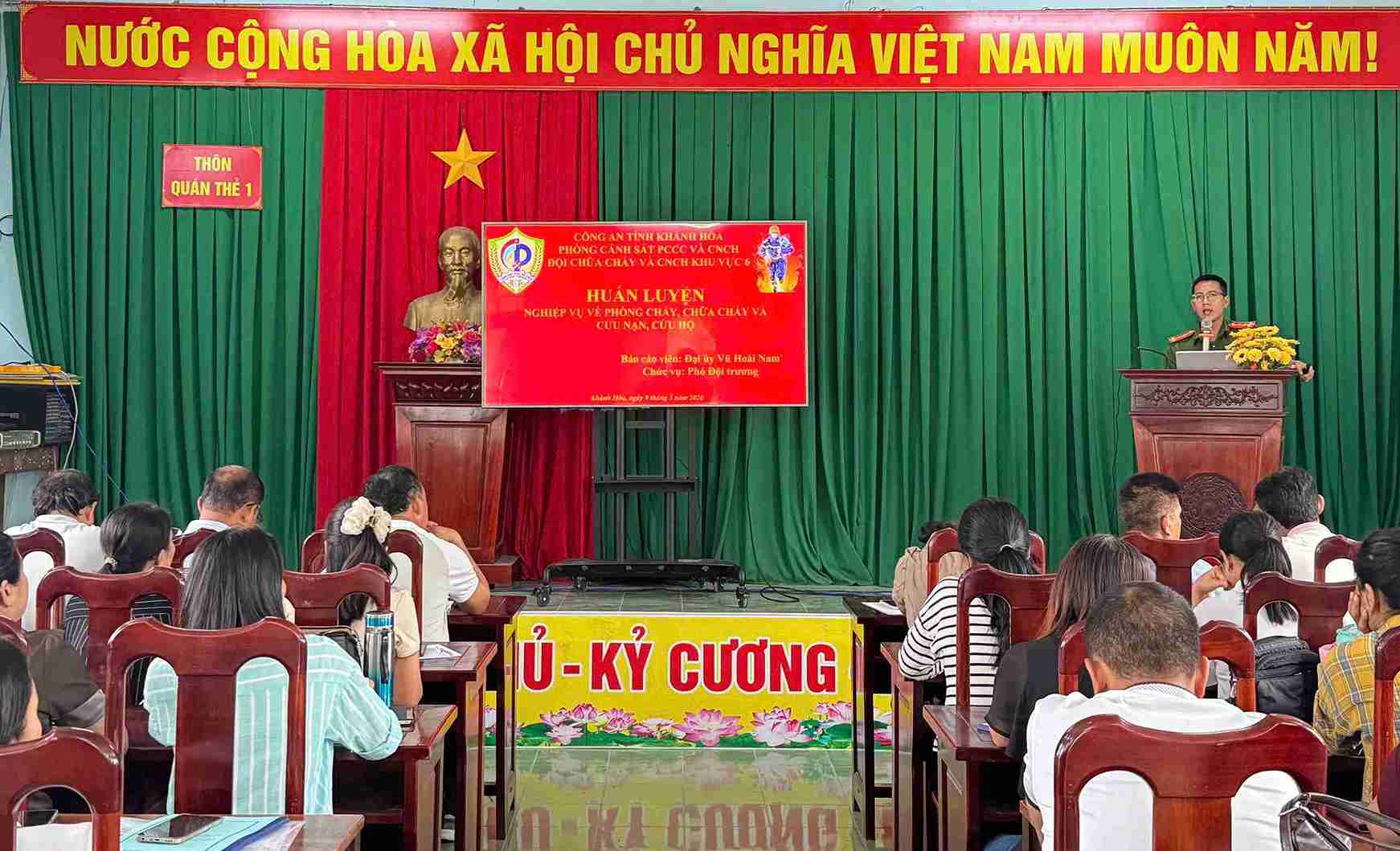 Đội Khu vực 6 tổ chức huấn luyện nghiệp vụ PCCC và CNCH cho giáo viên. Ảnh: Hữu Long