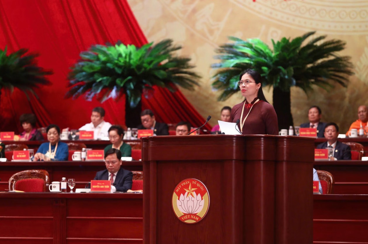 Member of the Party Central Committee, Vice Chairman - Secretary General of the Central Committee of the Vietnam Fatherland Front Ha Thi Nga presents the Report on reviewing the activities of the Central Committee, the Presidium and the Standing Committee of the Central Committee of the Vietnam Fatherland Front in the period 2024 - 2026. Photo: Hai Nguyen