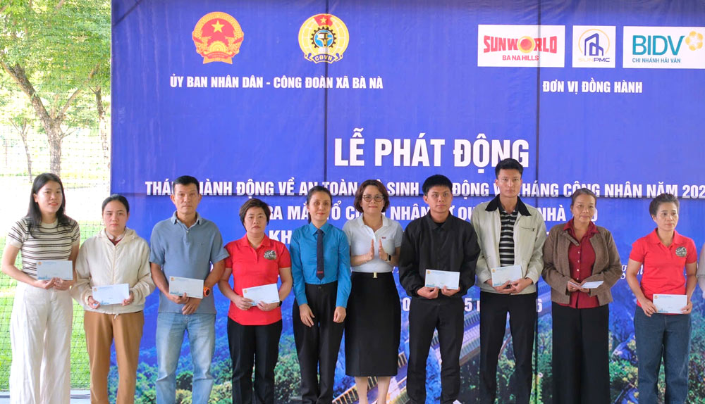 The Commune People's Committee, Ba Na Commune Trade Union and philanthropists presented 40 gifts with a total value of 40 million VND to union members and workers in difficult circumstances. Photo: Ba Na Trade Union