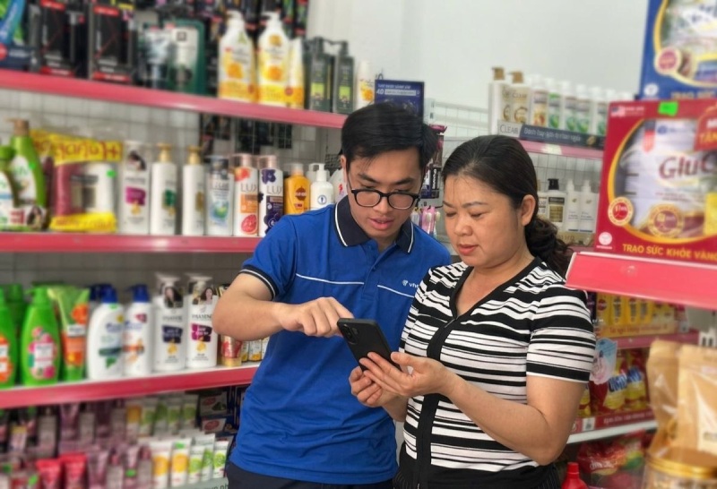 VNPT staff guide business households to use VNPT Sales Books. Photo: VNPT