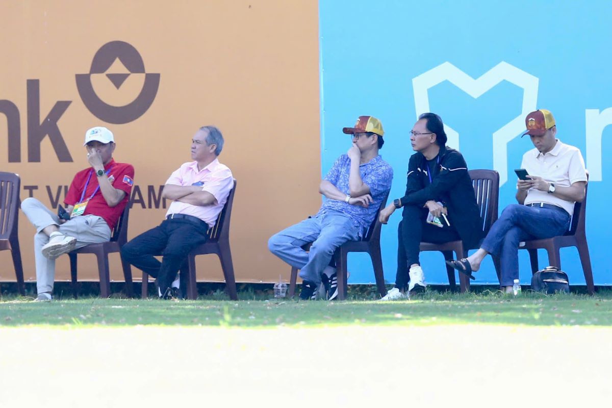 Bầu Đức et des experts en football nationaux et étrangers regardent attentivement les matchs. Photo: Hoàng Tùng