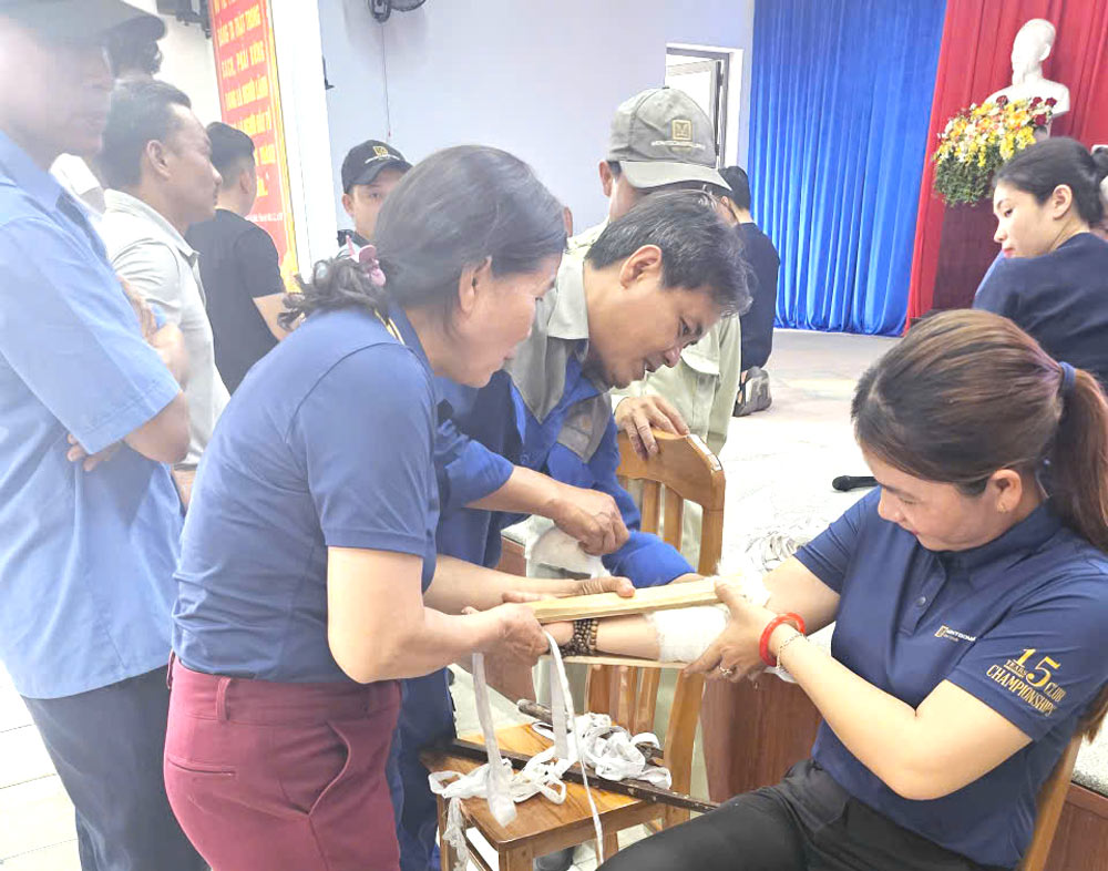 Dien Ban Dong Ward Trade Union organizes first aid skills training classes for union members and workers of grassroots trade unions in the area. Photo: Dien Ban Dong Trade Union