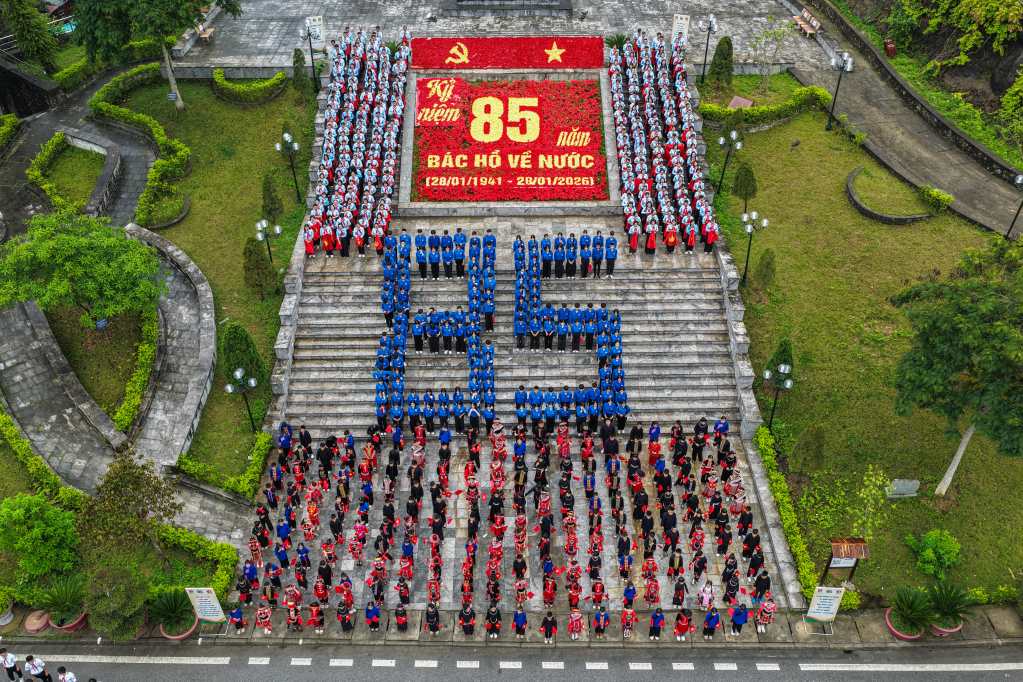 Nearly 1,000 children perform the Team Ritual performance under the Km0 milestone on the Ho Chi Minh road. Photo: Son Tung