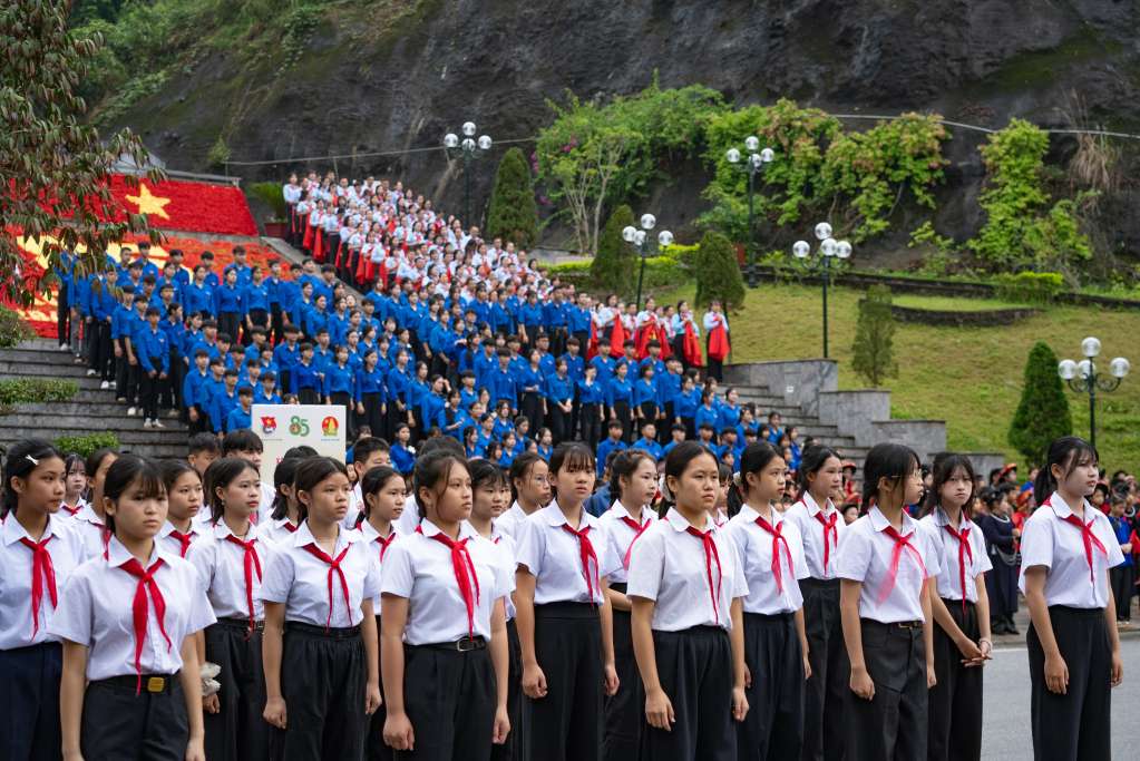 Nghi thức chào cờ diễn ra trong không khí thiêng liêng tại vùng đất các mạng Pác Bó. Ảnh: Sơn Tùng 