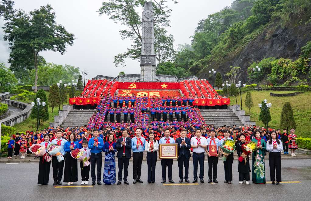 Trao chứng nhận xác lập kỷ lục màn đồng diễn Nghi thức Đội có số lượng phụ trách Đội và thiếu nhi tham gia đông nhất Việt Nam. Ảnh: Sơn Tùng
